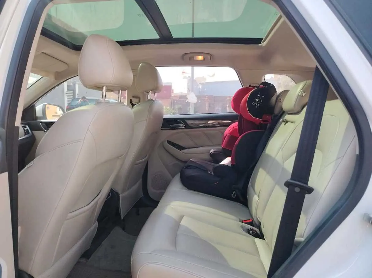 Car image 19