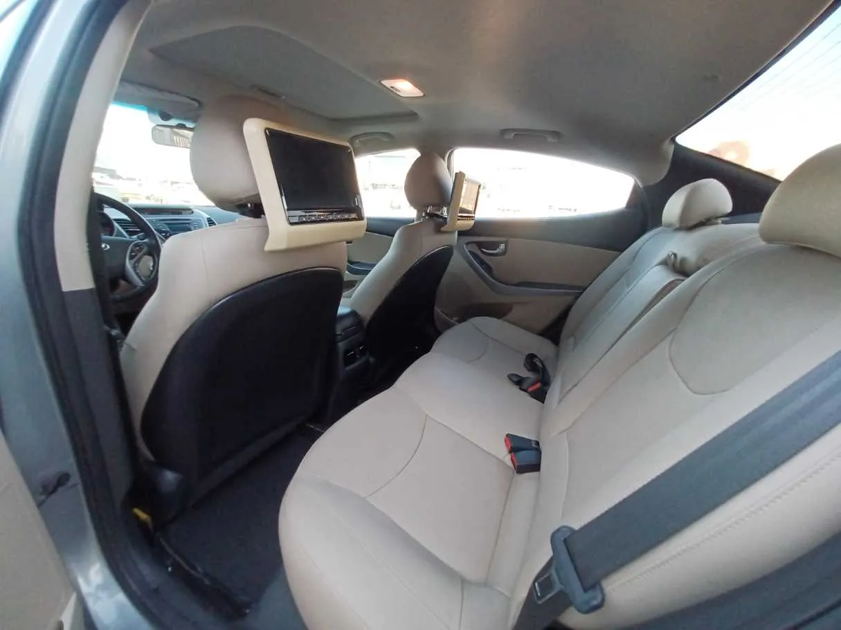 Car image 12
