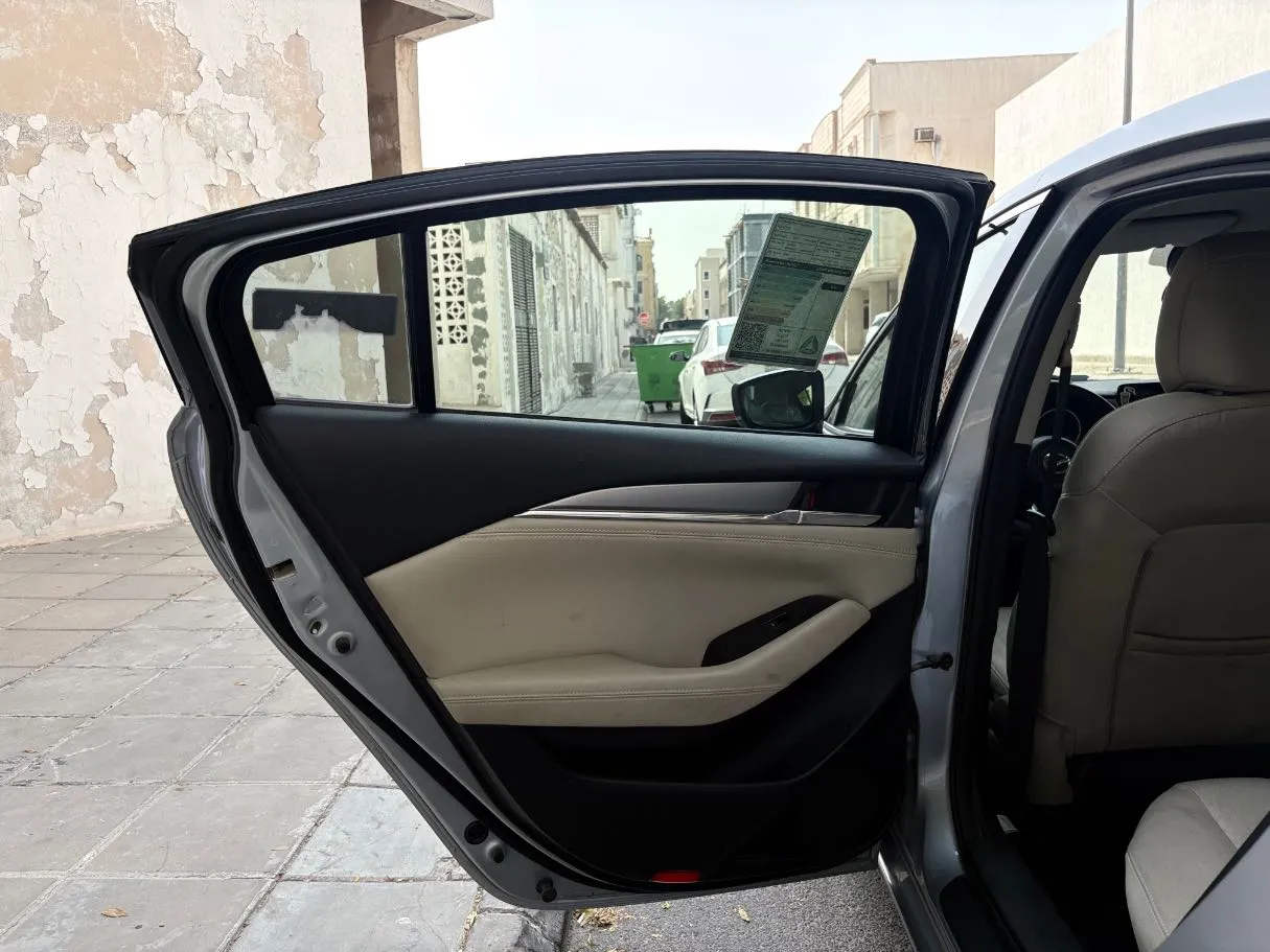 Car image 14