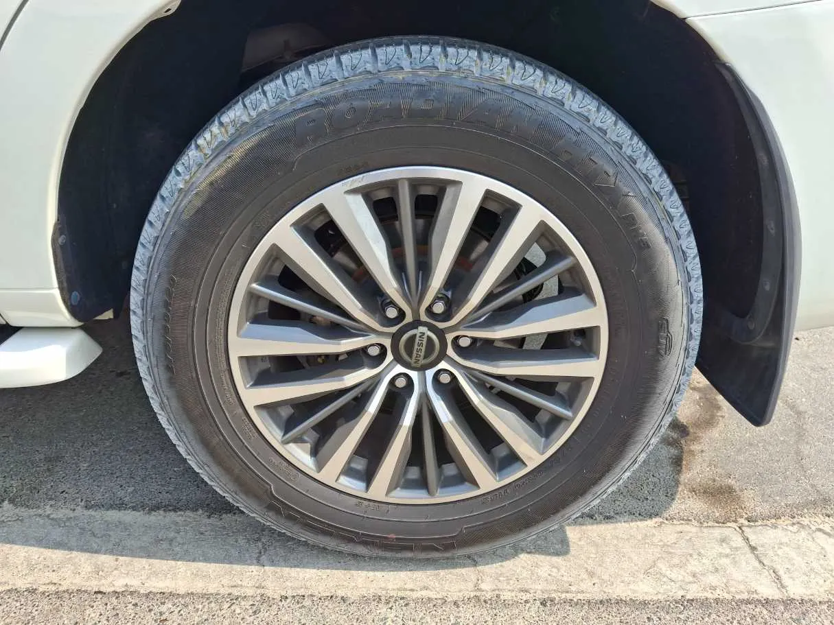 Car image 9