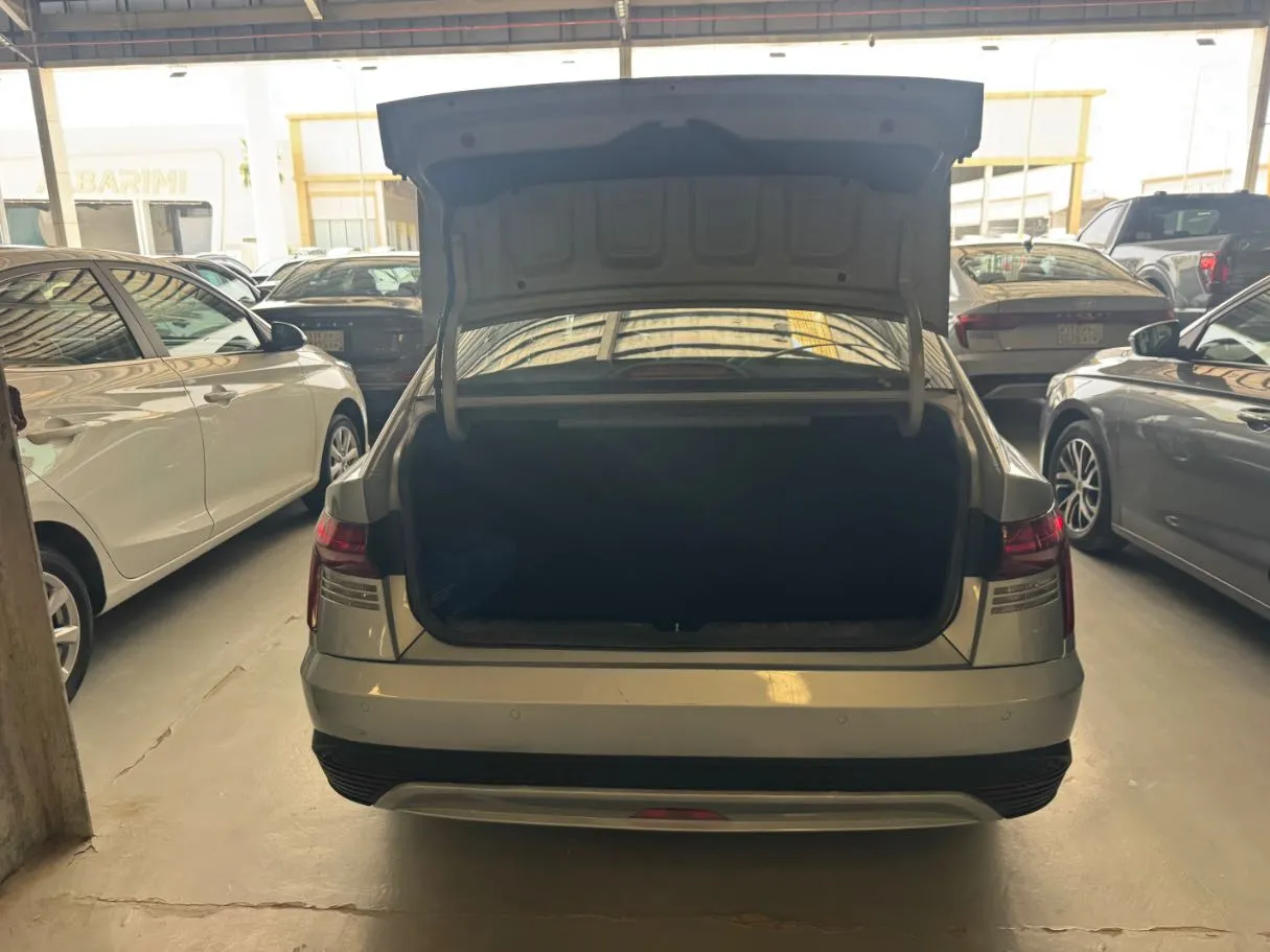 Car image 16