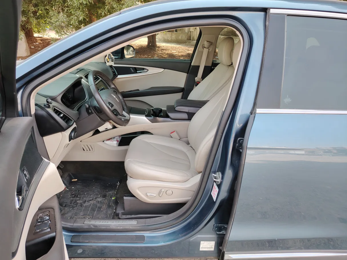 Car image 13