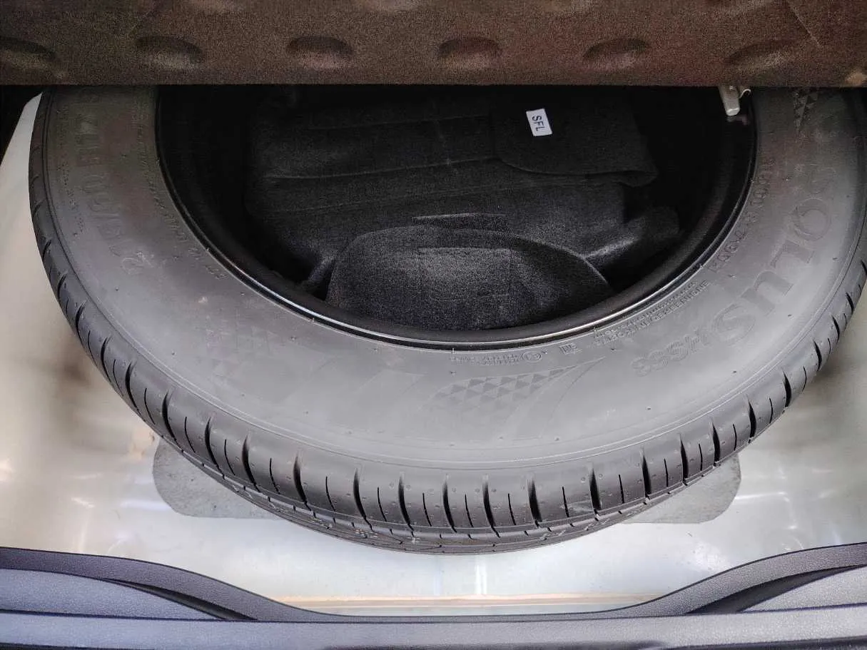Car image 26