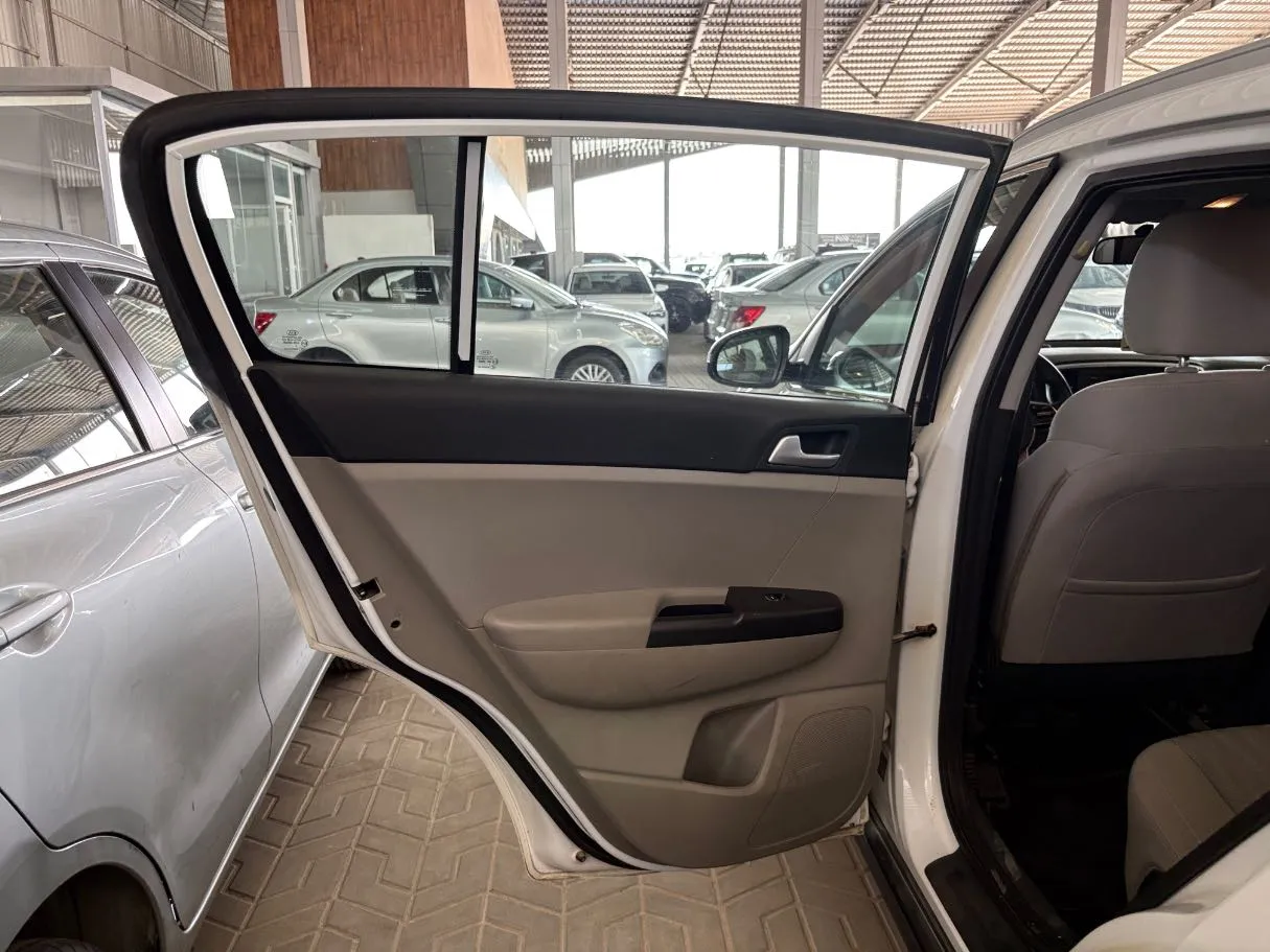 Car image 14