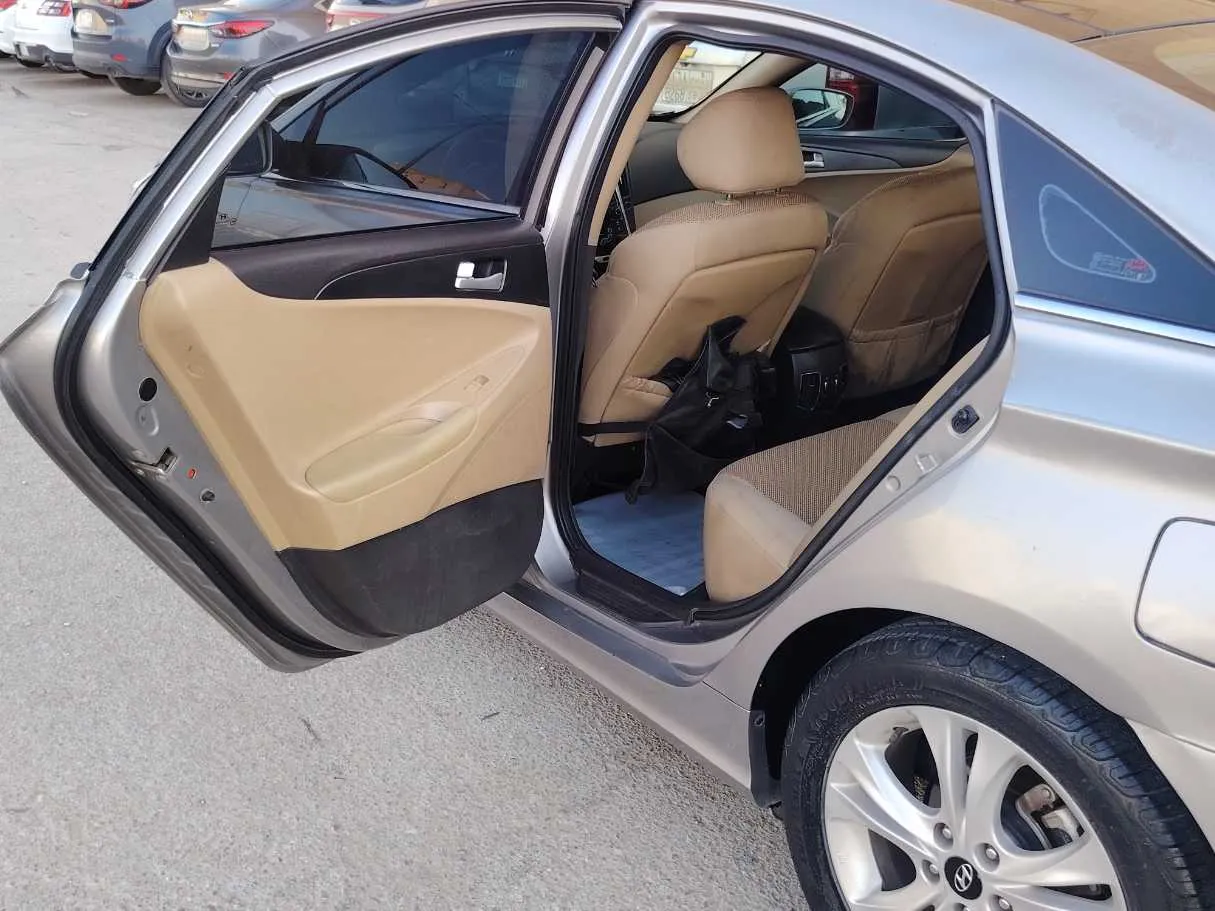 Car image 15