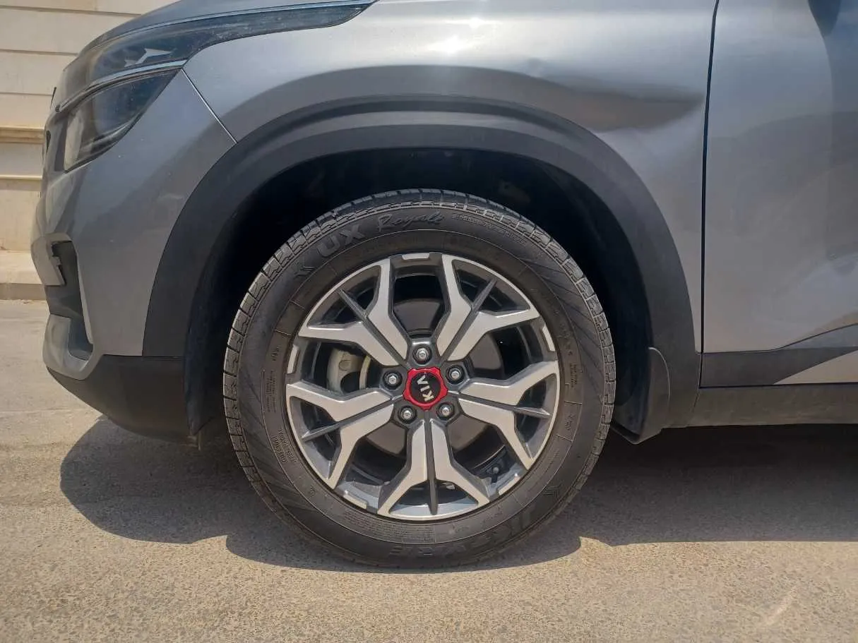 Car image 9