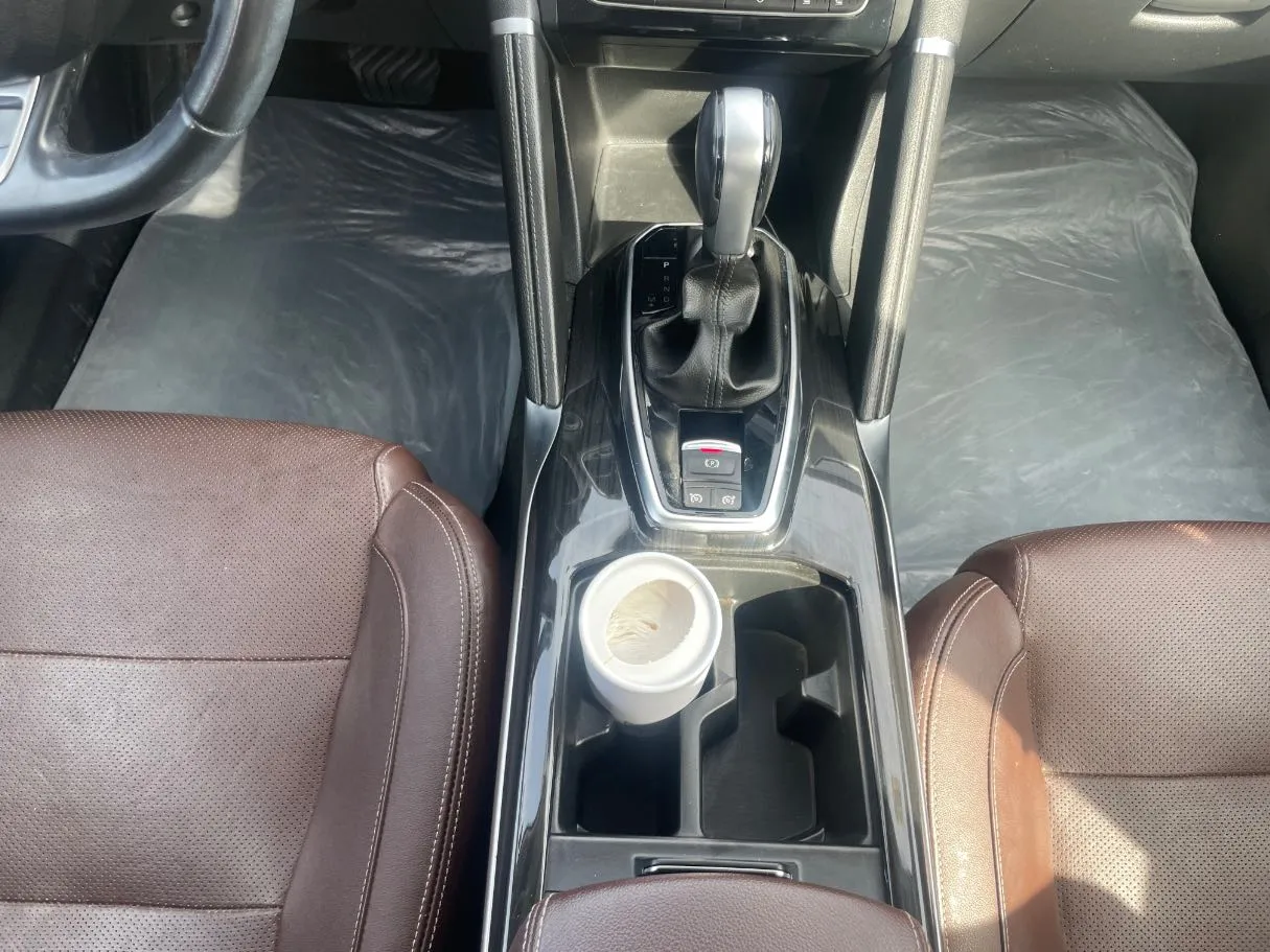 Car image 19