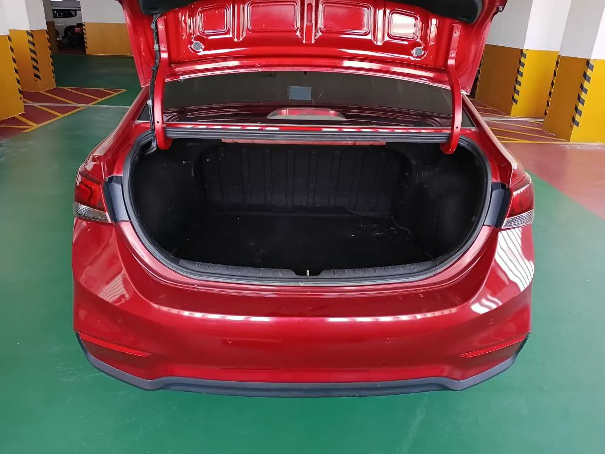 Car image 19