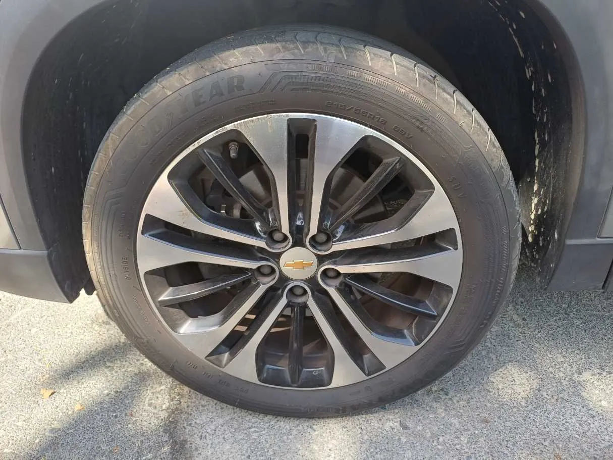 Car image 9