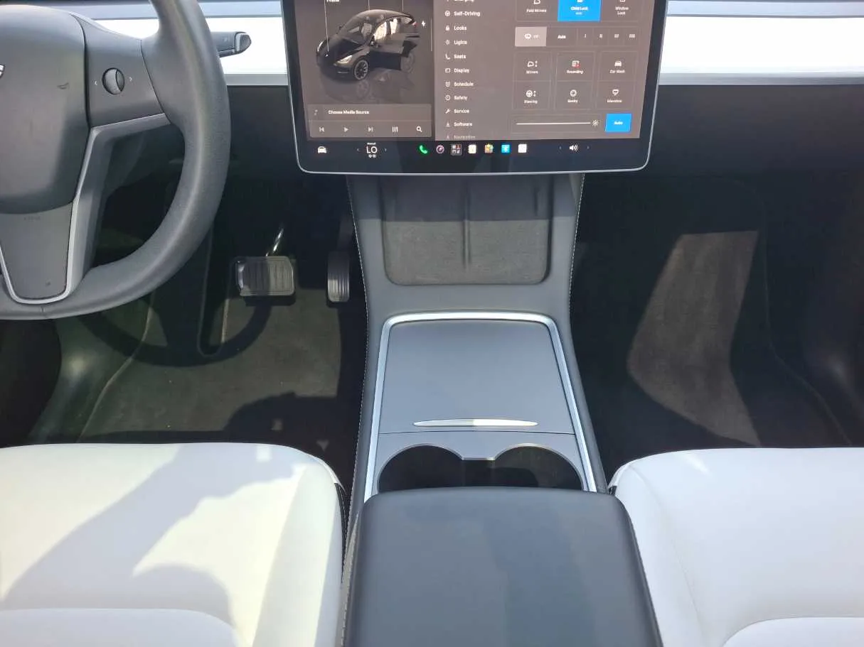 Car image 15