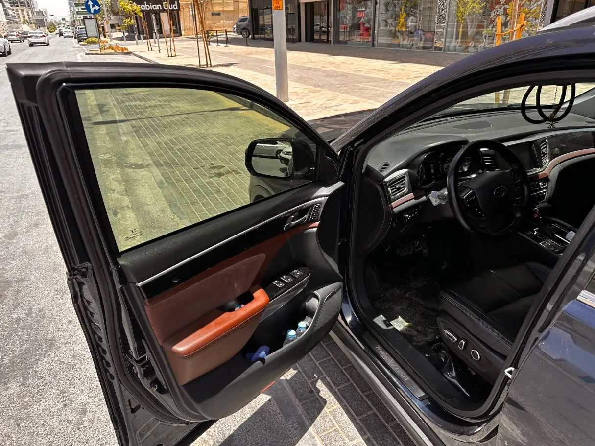 Car image 10