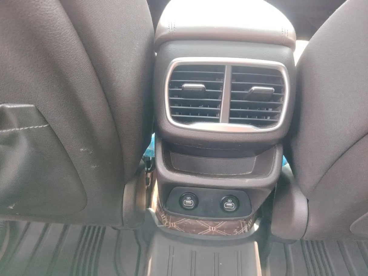 Car image 34