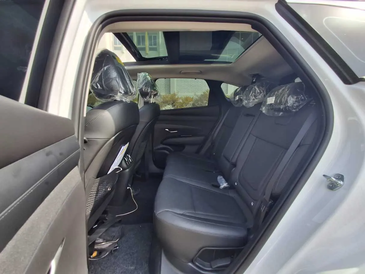 Car image 13