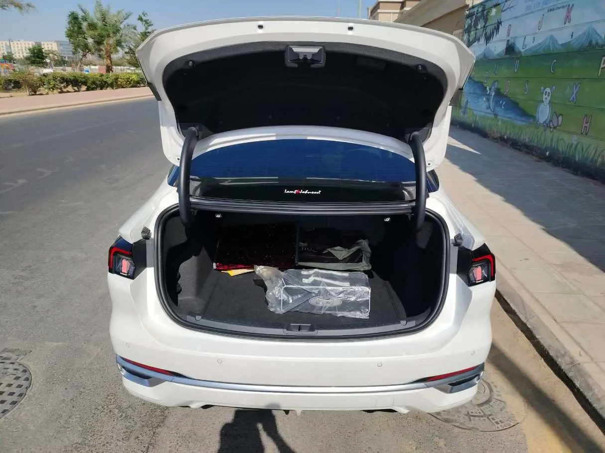 Car image 30