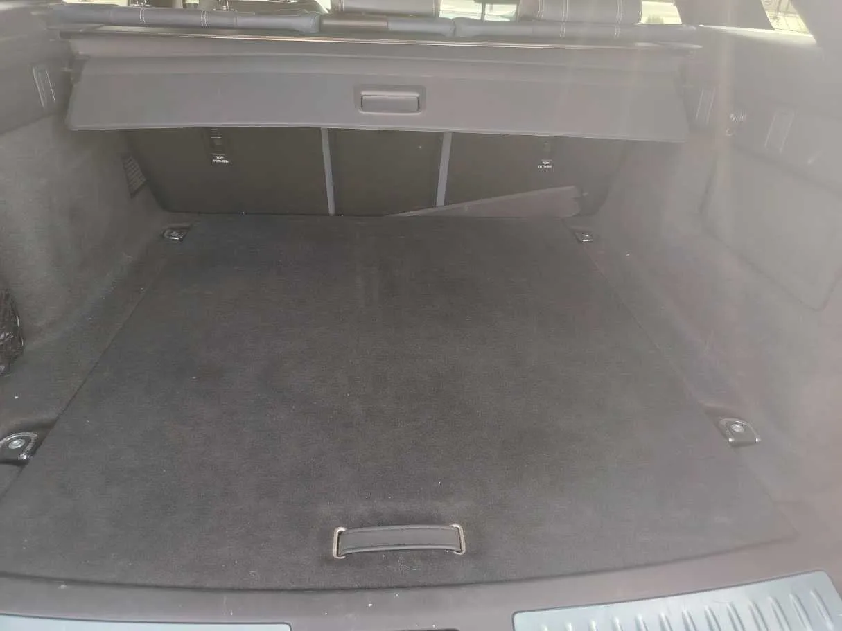 Car image 26