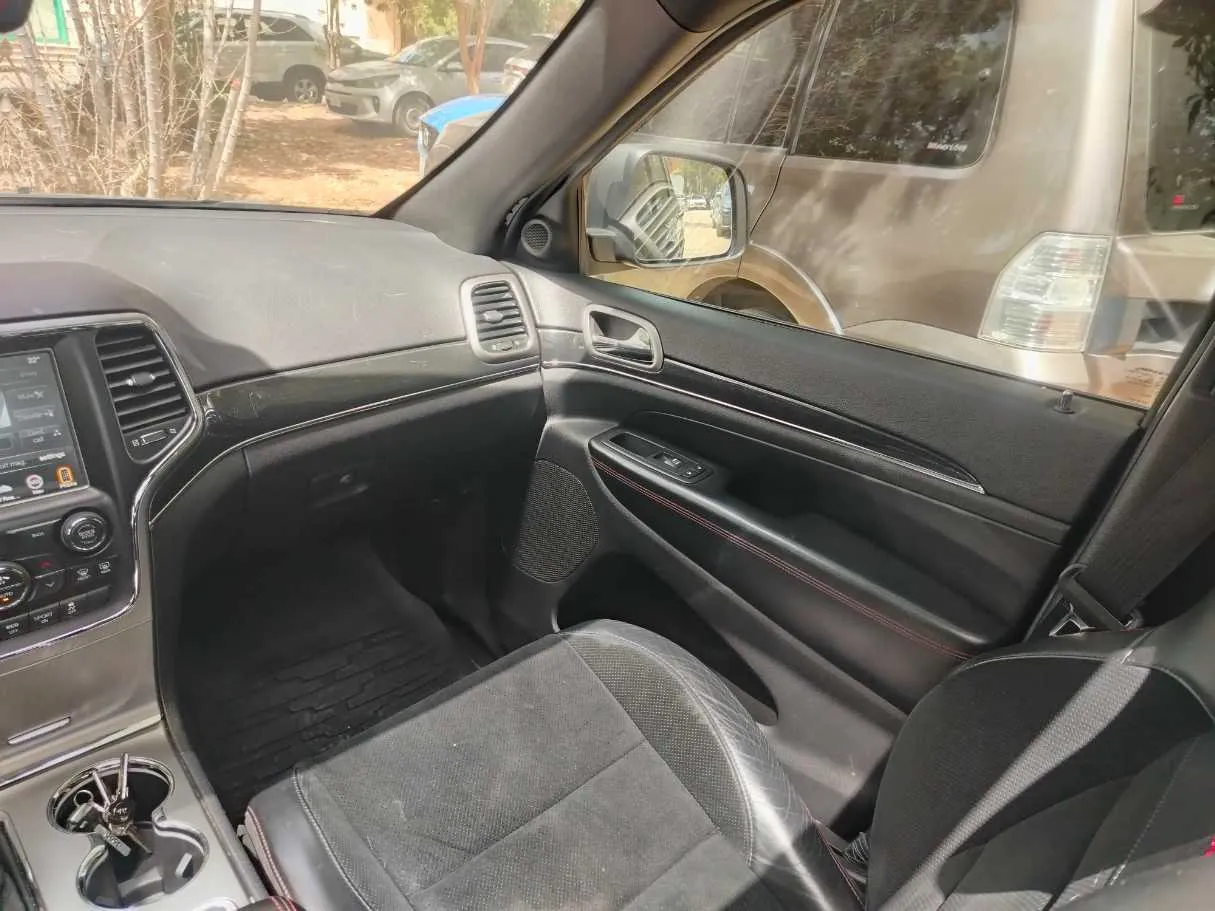 Car image 26