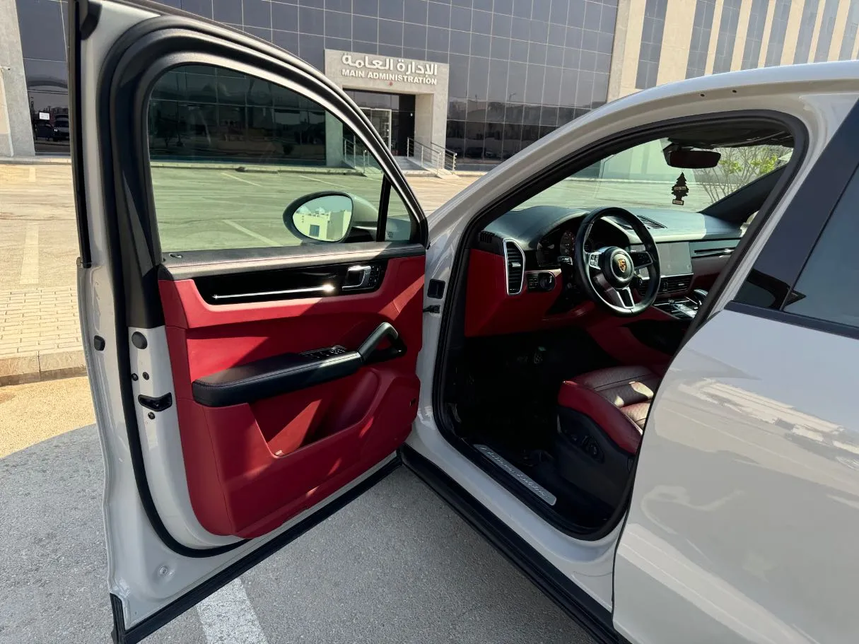 Car image 10