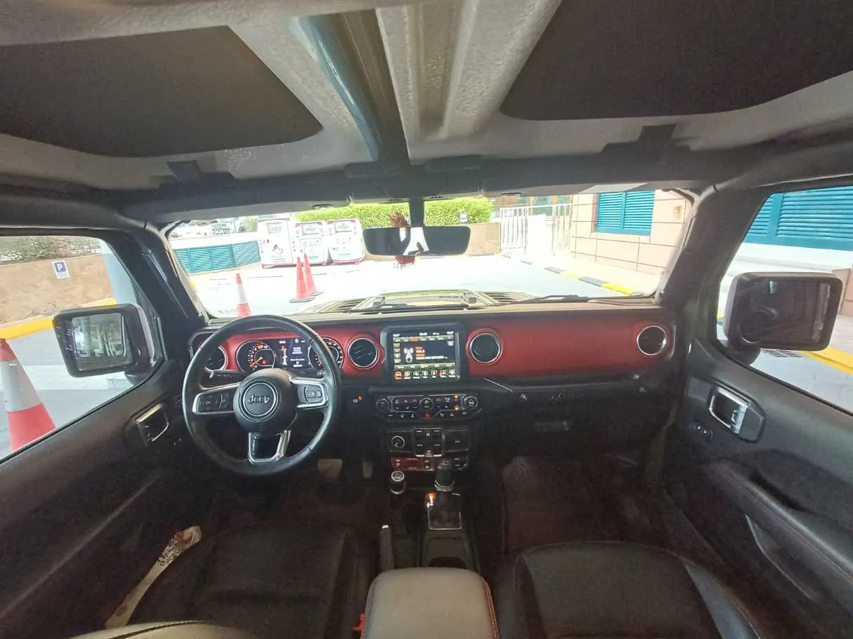 Car image 14