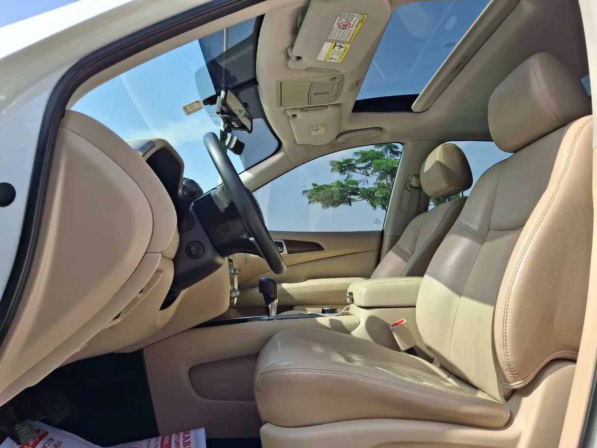 Car image 12
