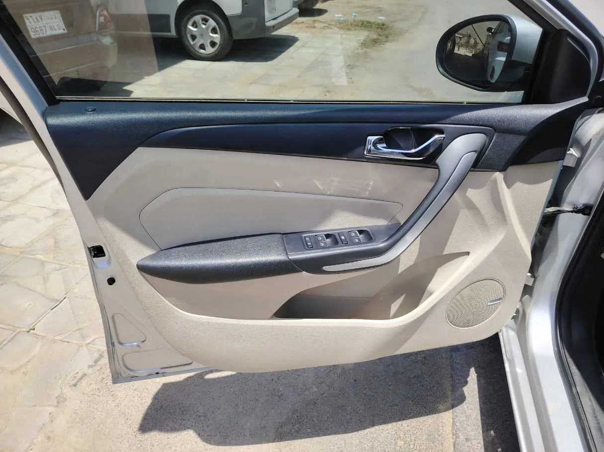Car image 10