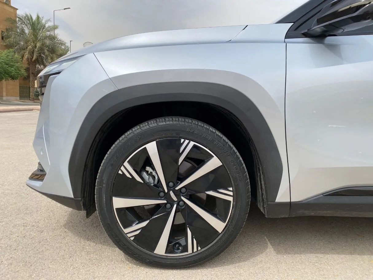 Car image 9