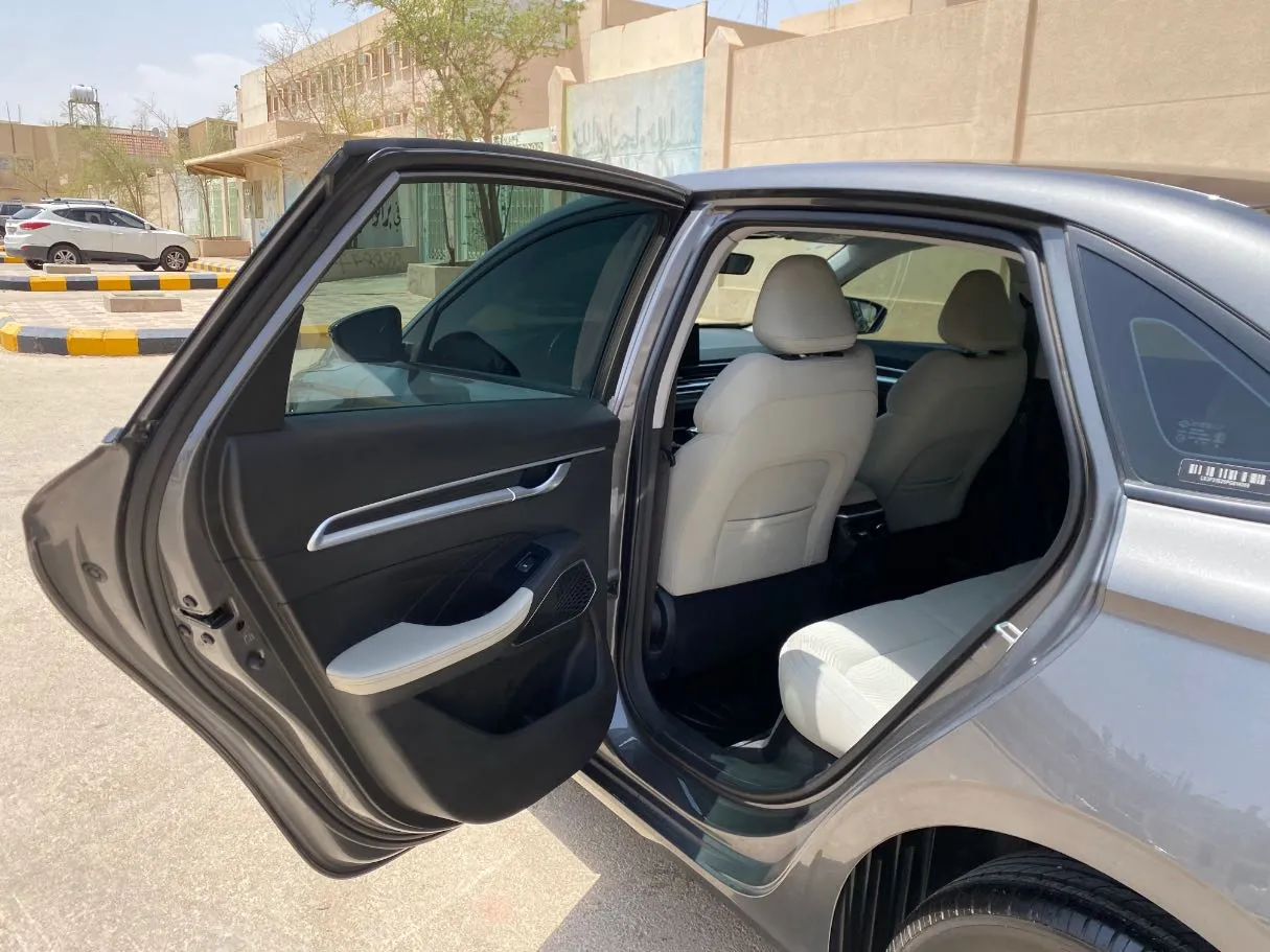 Car image 12