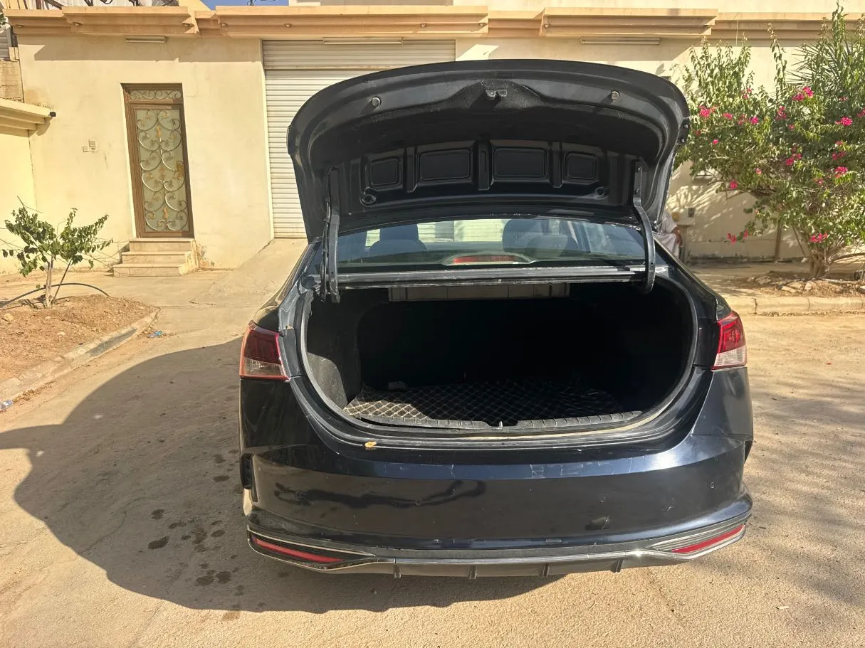 Car image 19