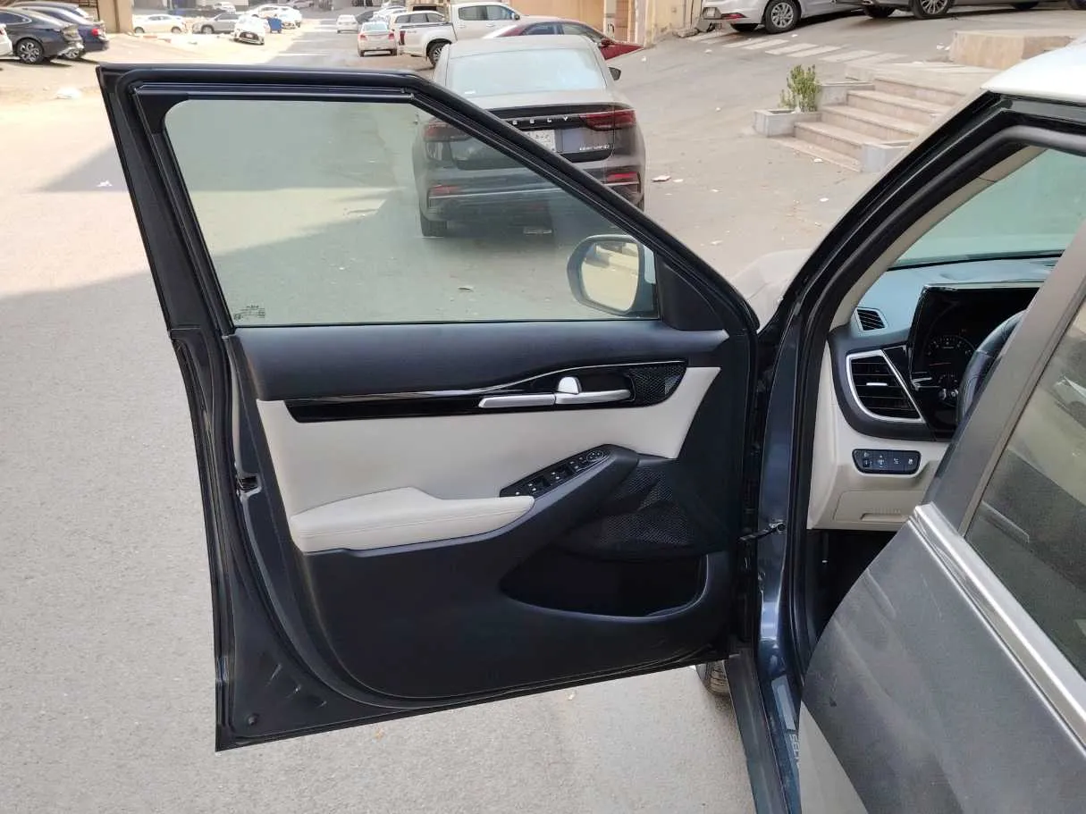 Car image 10