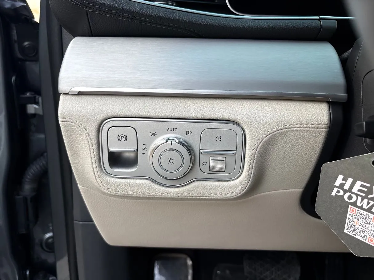 Car image 26