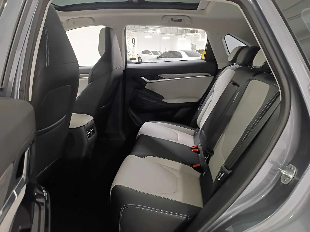 Car image 13