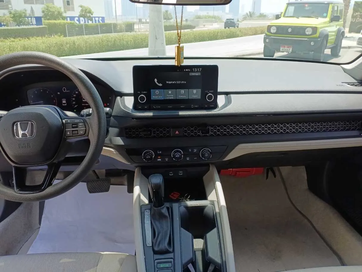 Car image 17