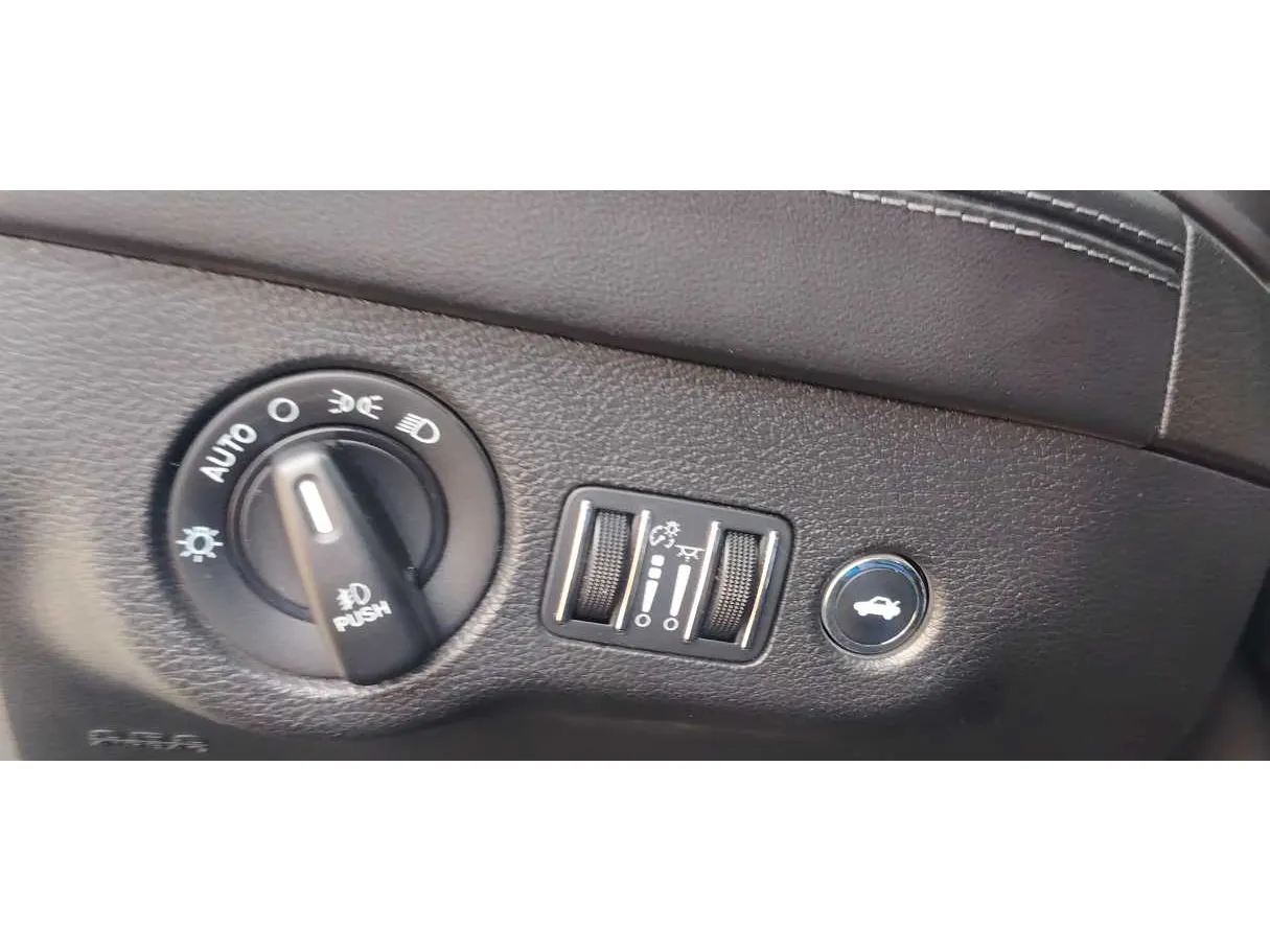 Car image 28