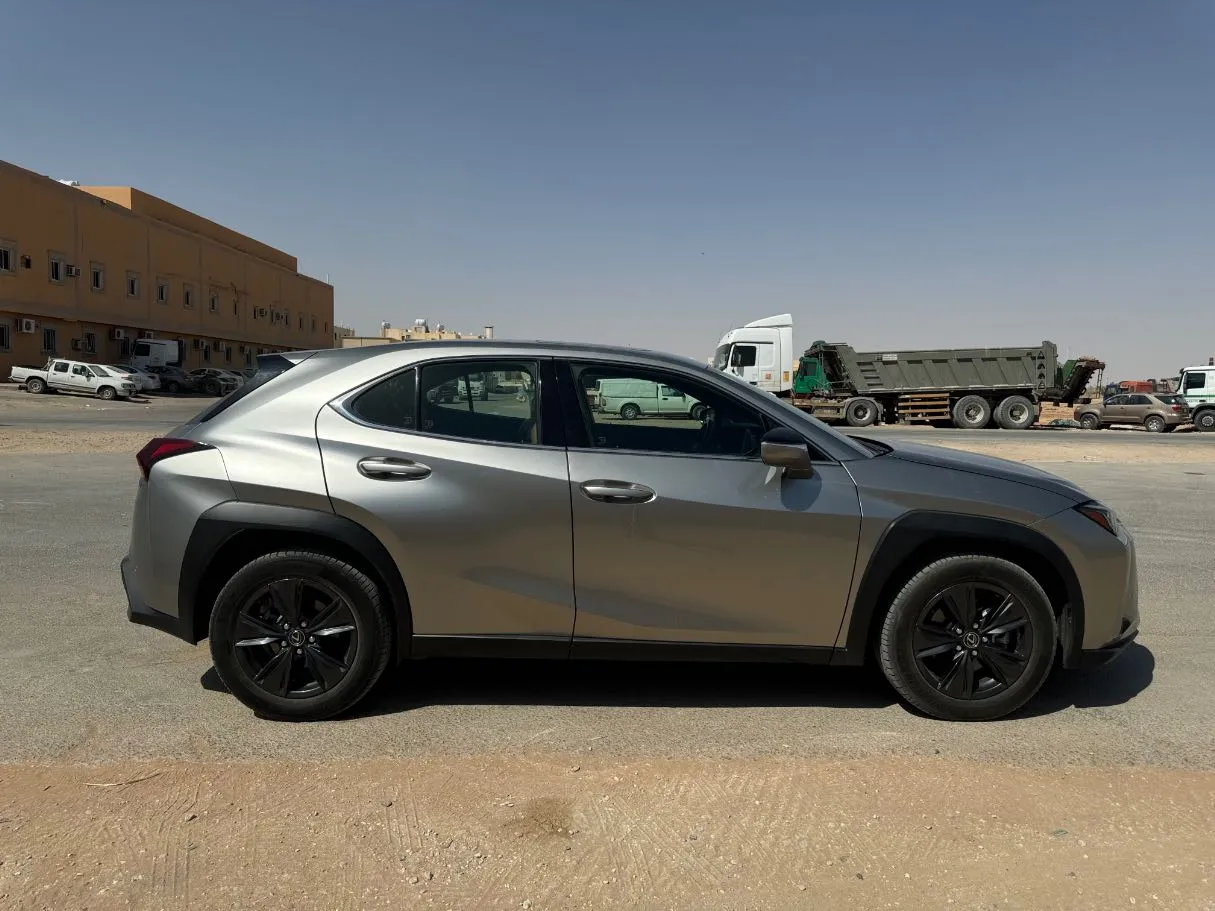 Car image 4