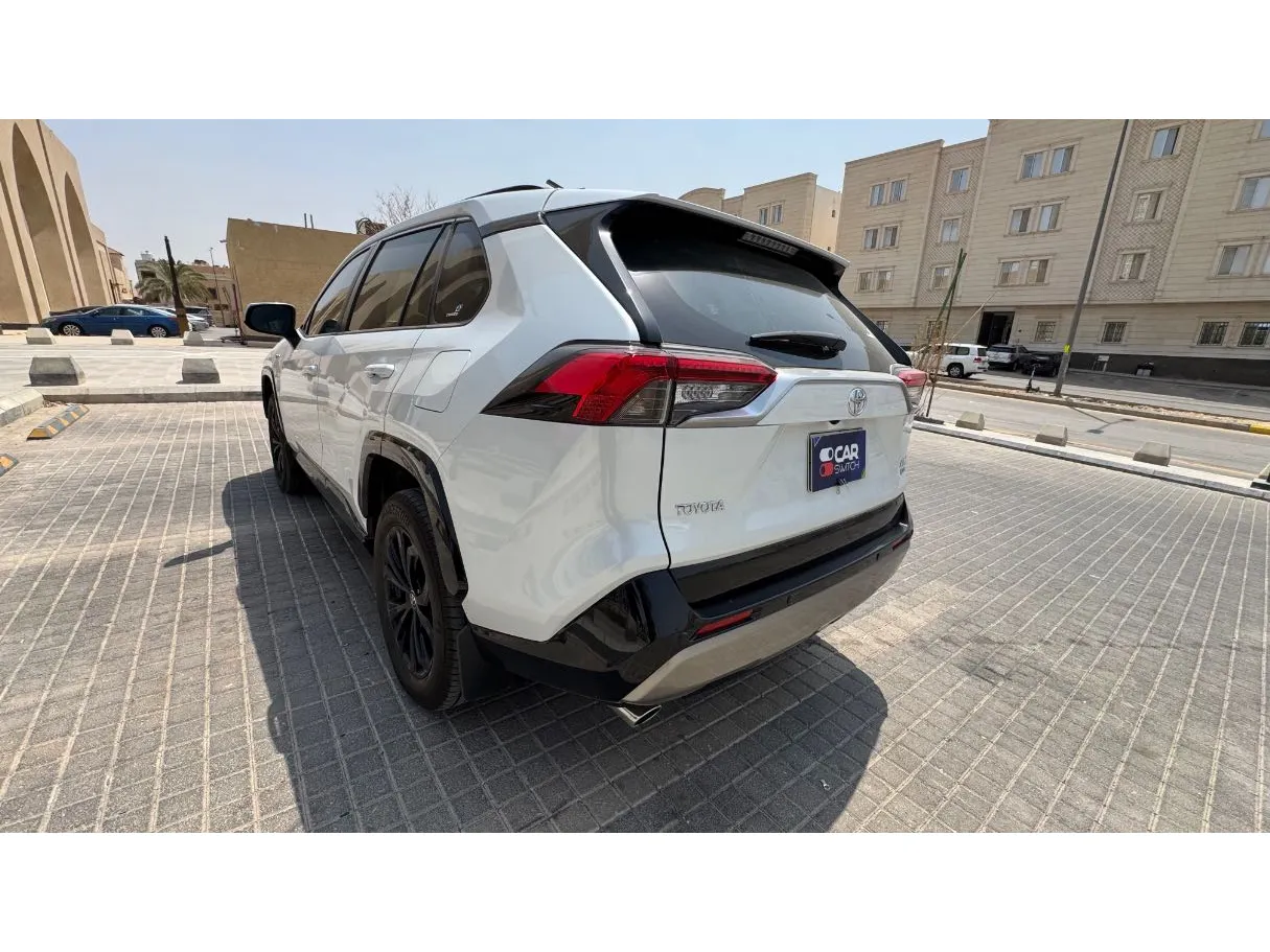 Car image 7