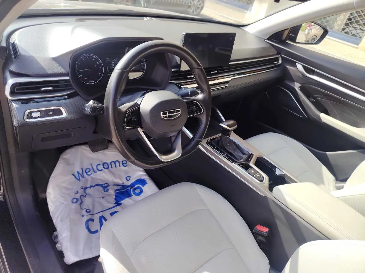 Car image 12