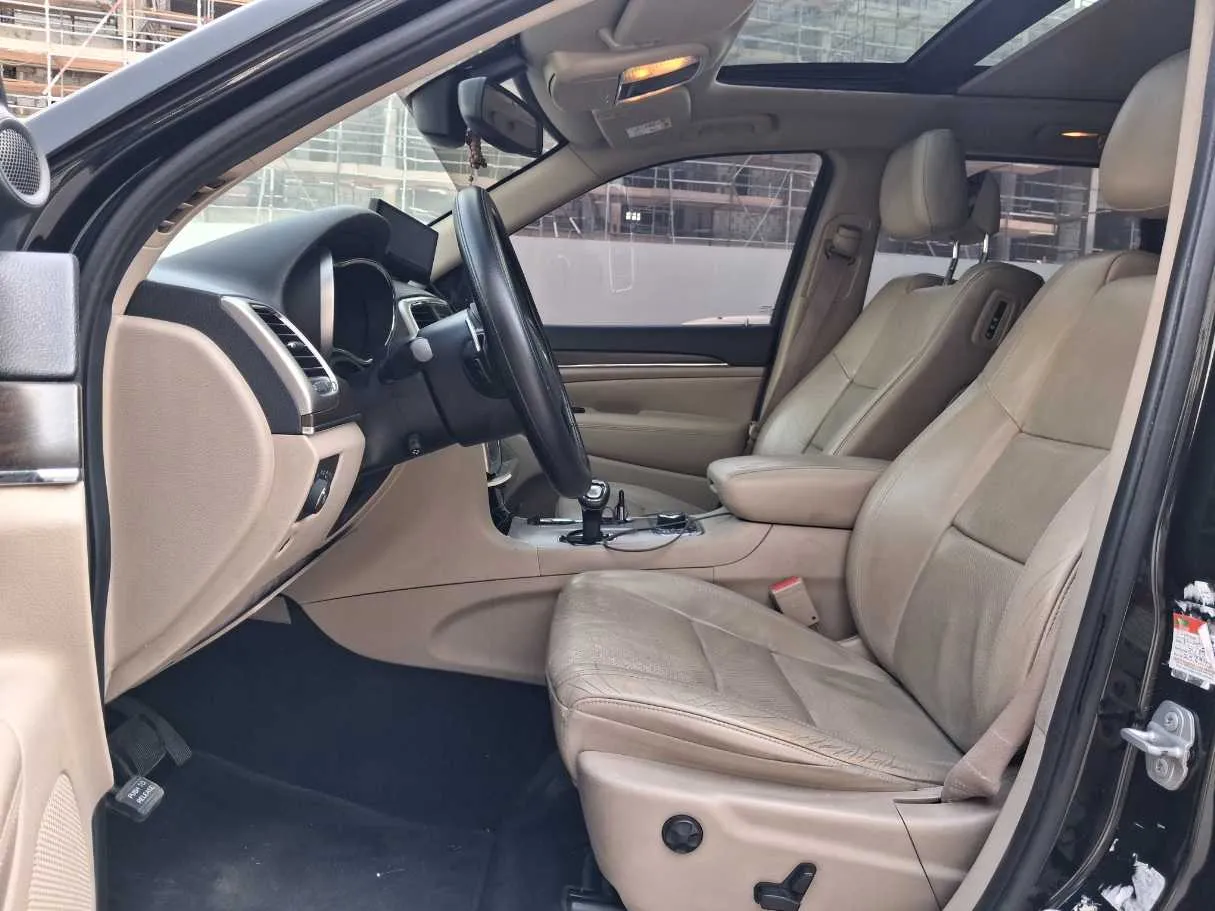 Car image 12