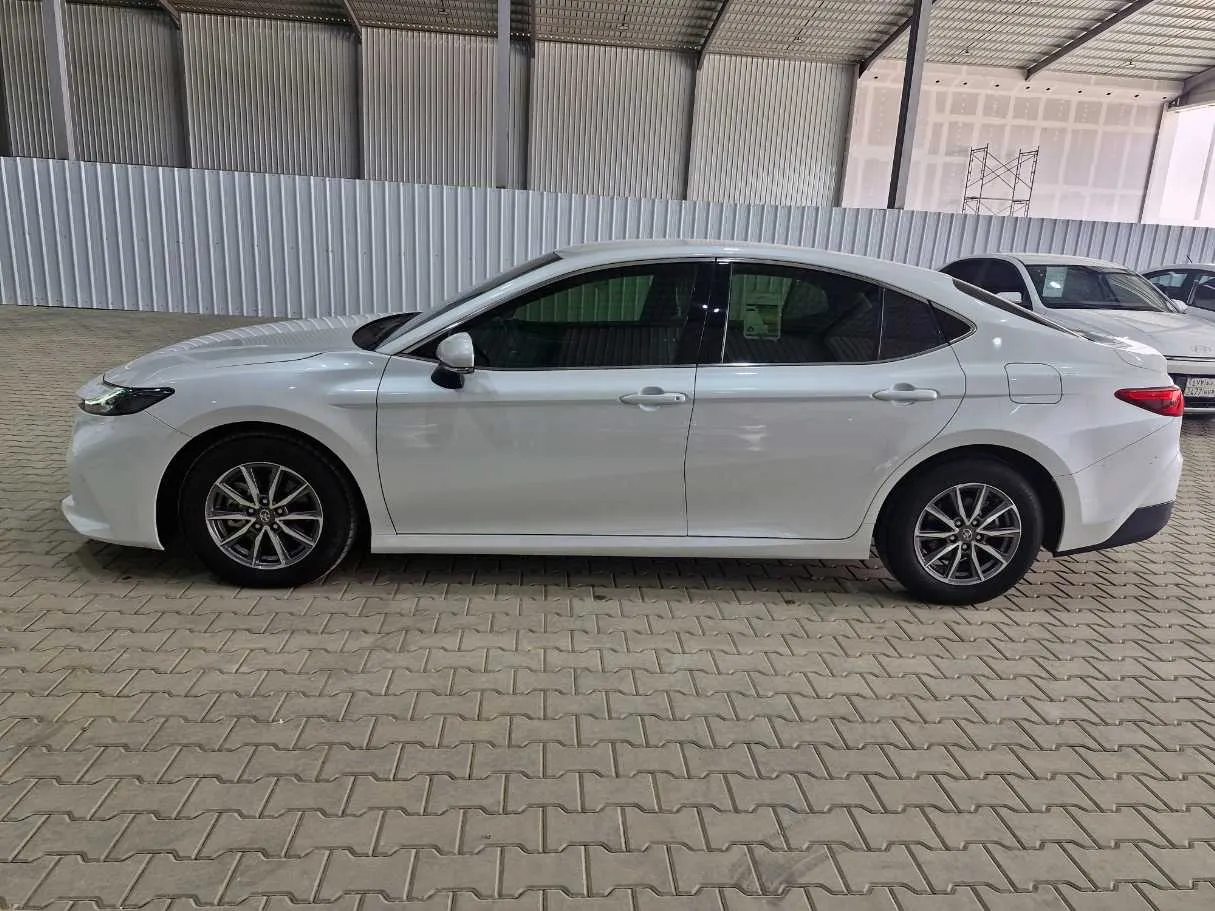 Car image 4