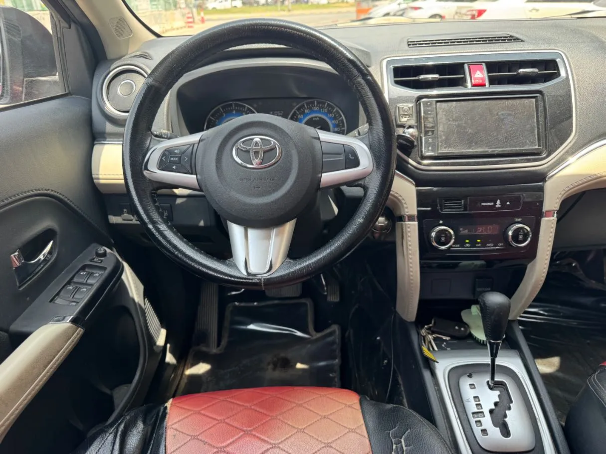 Car image 17
