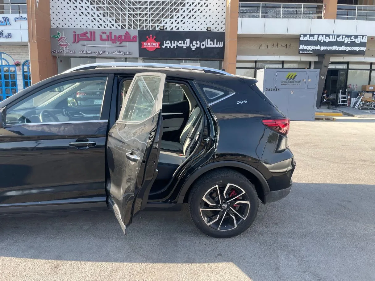 Car image 14