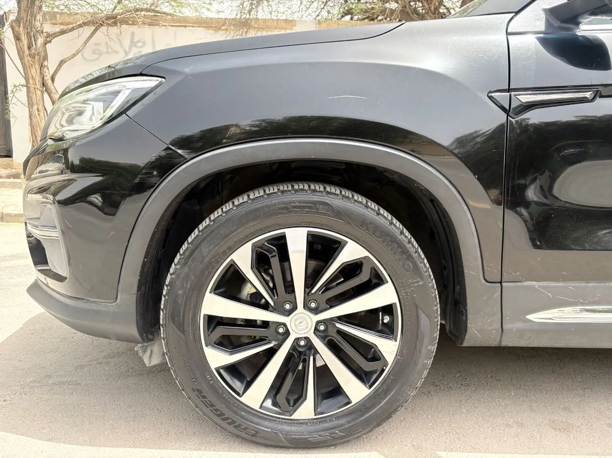 Car image 9