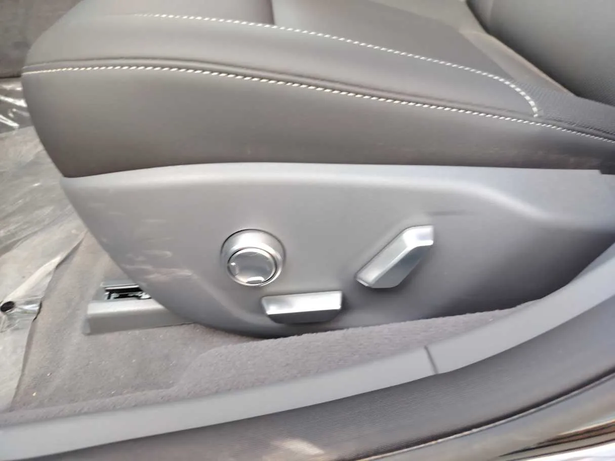 Car image 29