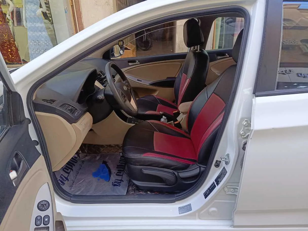 Car image 12