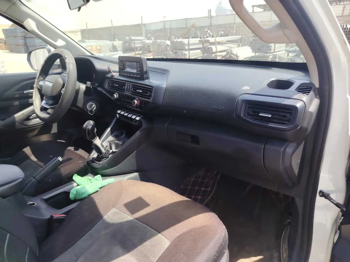 Car image 14