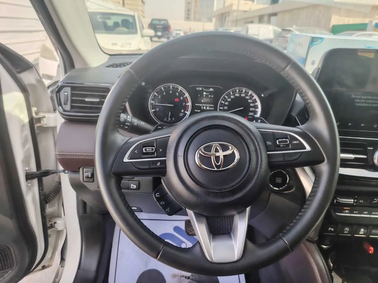 Car image 25