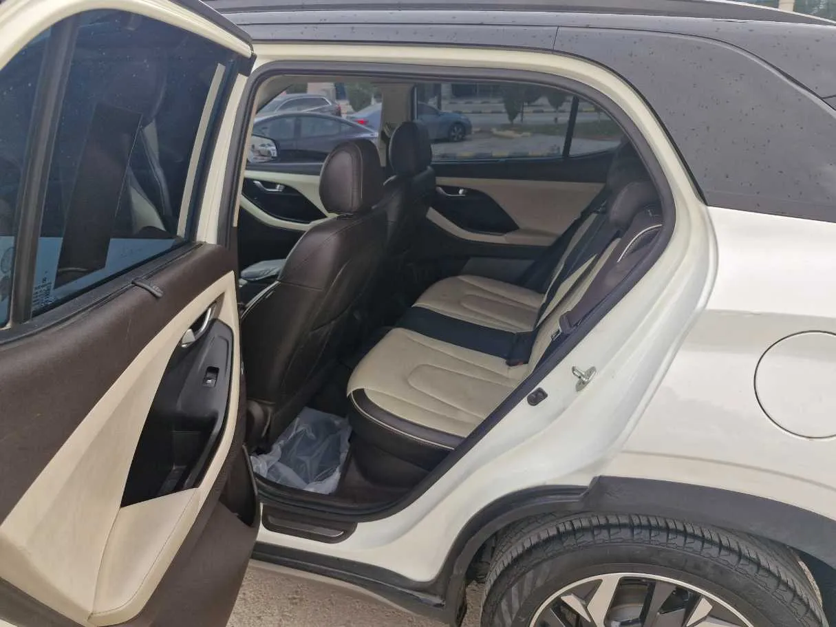 Car image 15