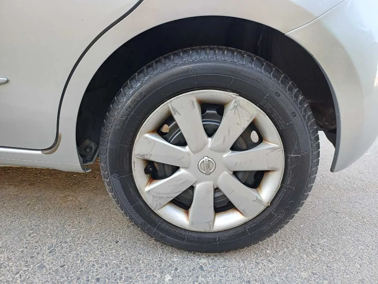Car image 9