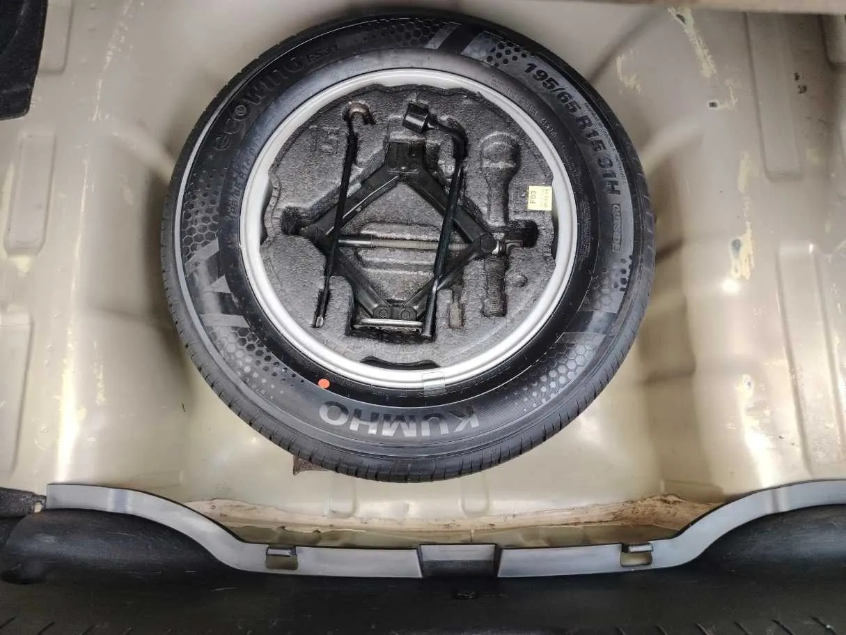 Car image 27