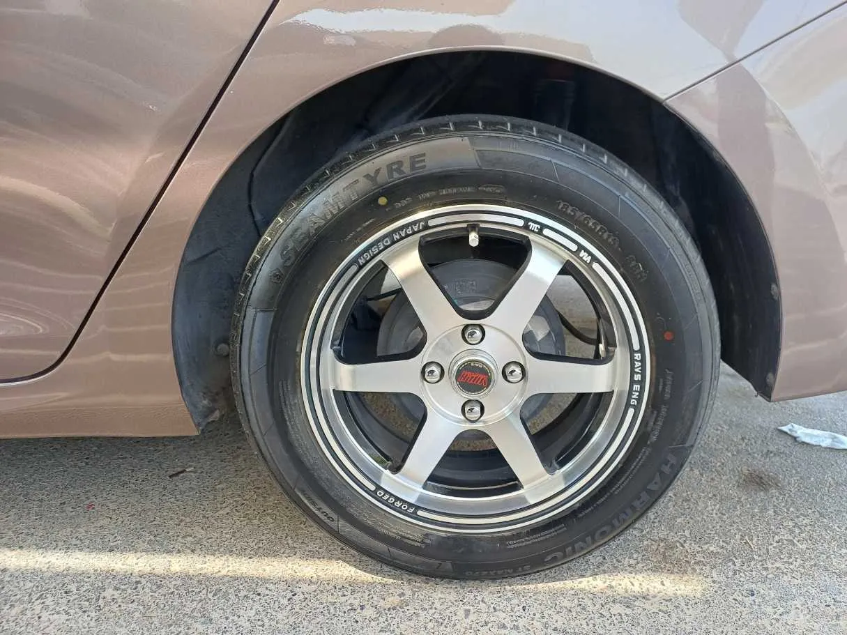 Car image 9