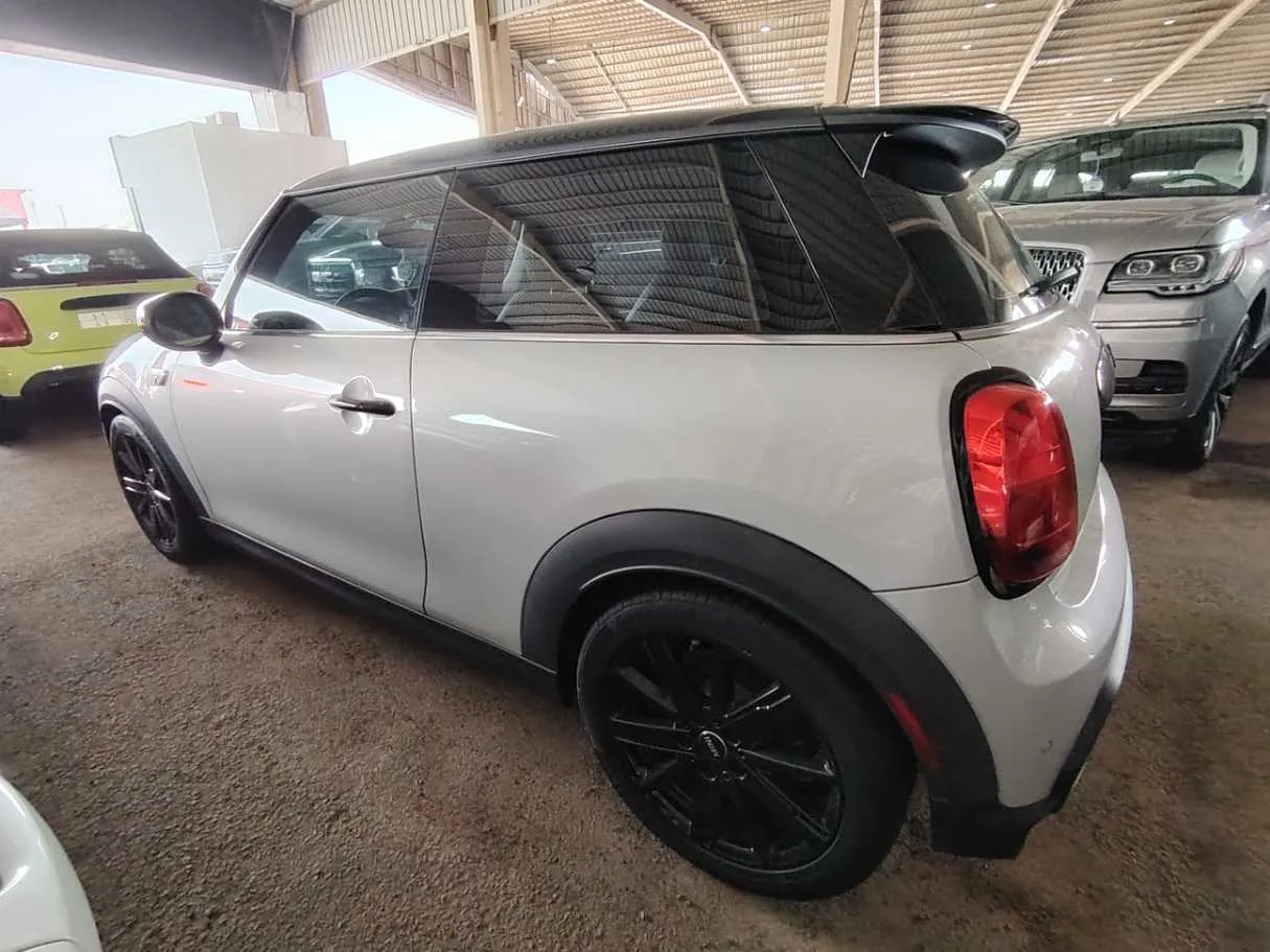 Car image 8