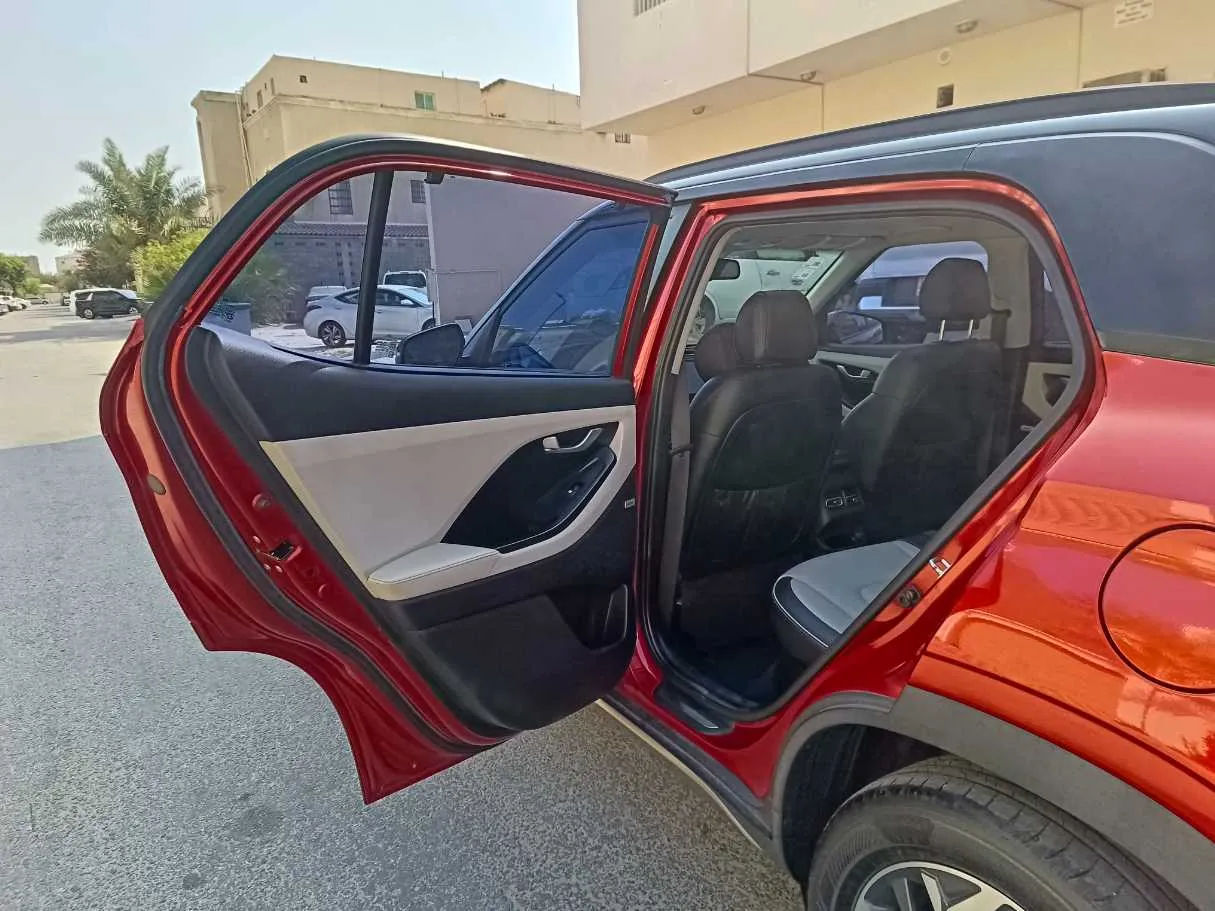 Car image 14